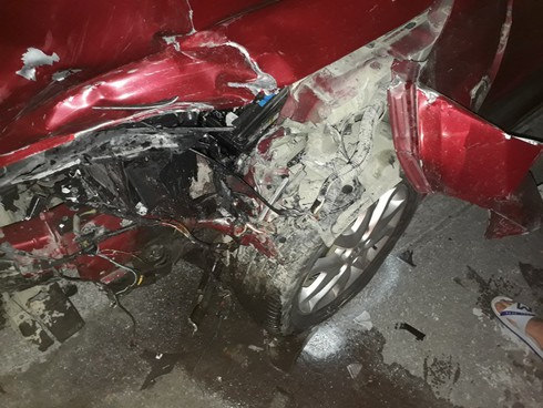 Xe máy đâm ô tô trong đêm, 1 người chết, 2 người nguy kịch - ảnh 2