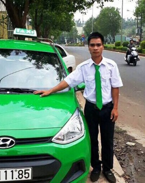 Tài xế taxi trả lại hơn 100 triệu đồng cho khách để quên - ảnh 1