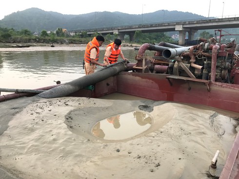 Hà Tĩnh: Bắt xà lan hút cát trộm trên sông Lam - ảnh 1