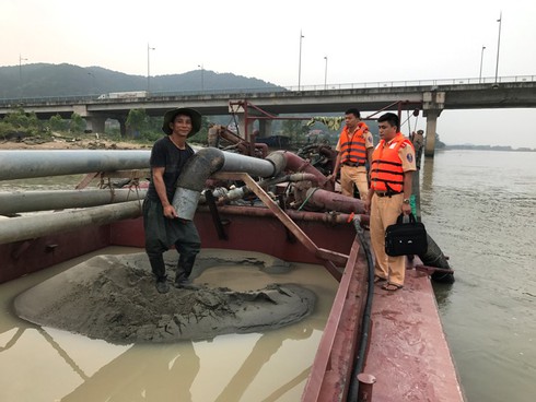 Hà Tĩnh: Bắt xà lan hút cát trộm trên sông Lam - ảnh 2