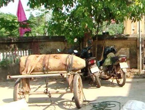 Đào được quả bom 300kg còn nguyên kíp nổ, chở đi bán trong đêm - ảnh 1