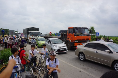 Xe đưa tang bất ngờ bốc cháy ngùn ngụt trên Quốc lộ 1A - ảnh 3