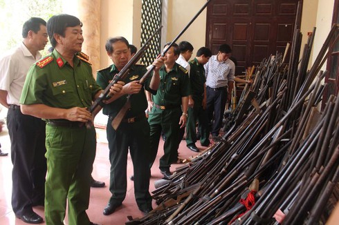 Thanh Hóa: Người dân giao nộp hơn 2.000 súng săn, tự chế - ảnh 1