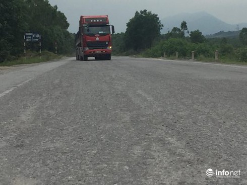 Hà Tĩnh: Đường ngàn tỉ đầy những