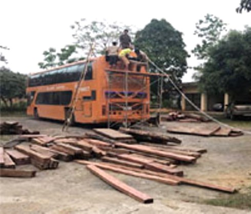 Phát hiện pháo, gỗ lậu trên xe giường nằm biển Lào - ảnh 1