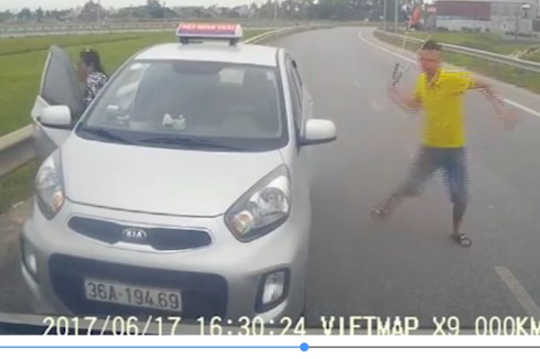 Thu hồi phù hiệu tài xế taxi chạy ngược chiều dùng hung khí đe dọa xe khác - ảnh 1