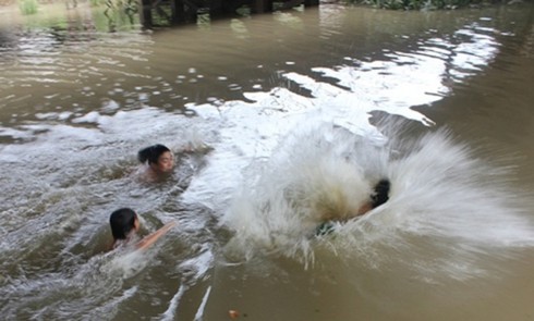 Cha đi làm nương về, phát hiện 2 con chết đuối dưới ao nhà - ảnh 1