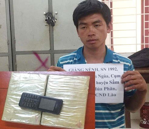 Đối tượng người Lào quấn chặt 2 bánh ma túy mang sang Việt Nam - ảnh 1