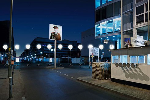 Đức: Tái hiện 'Bức tường Berlin' bằng 8.000... bóng bay - ảnh 2