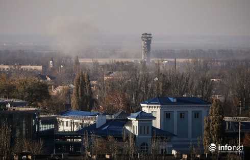 Quân đội Ukraine rút quân khỏi sân bay Donetsk - ảnh 1