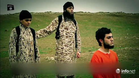 IS tiếp tục cho trẻ em tham gia hành quyết con tin - ảnh 1