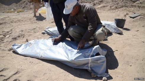 Khai quật các mộ tập thể của 1.700 người bị IS hành quyết - ảnh 2