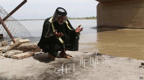 Khai quật các mộ tập thể của 1.700 người bị IS hành quyết - ảnh 1