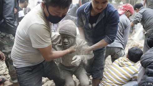 Động đất ở Nepal: 876 người chết, hàng trăm người bị mắc kẹt - ảnh 1