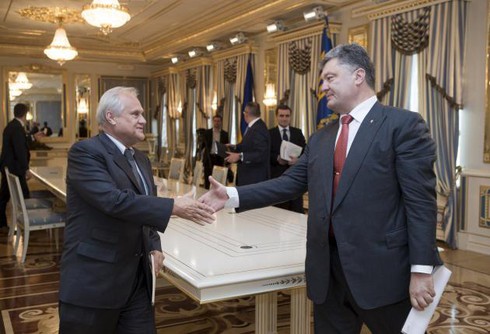 Ukraine: Pháo im tiếng ở miền Đông, thêm 2 người chết sau bạo động - ảnh 1