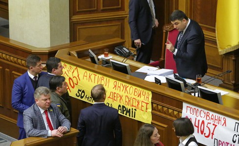 Quốc hội Ukraine tìm cách “đá” ông Yatsenyuk - ảnh 1
