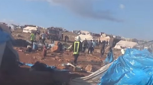 Trại tị nạn gần Aleppo bị ném bom, các bên liên quan nghi ngờ lẫn nhau - ảnh 1