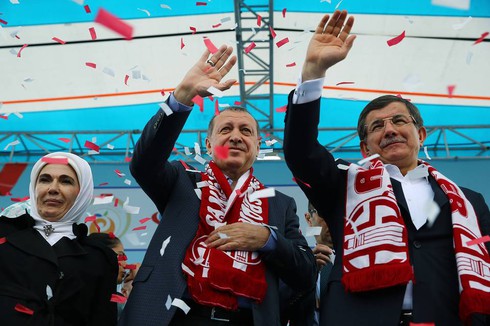 Thủ tướng Thổ Nhĩ Kỳ từ chức, khủng hoảng chính trị thêm trầm trọng - ảnh 1