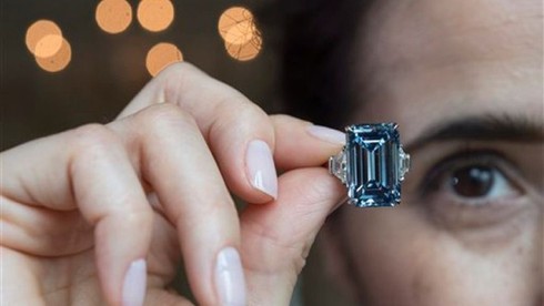 Viên kim cương xanh quý hiếm bậc nhất giá 57 triệu USD - ảnh 1
