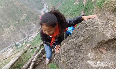 Sốc: Trẻ em một ngôi làng Trung Quốc leo vách núi 800m để tới trường - ảnh 1