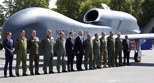 Ai đứng đằng sau lập trường chống Nga của NATO? - ảnh 1