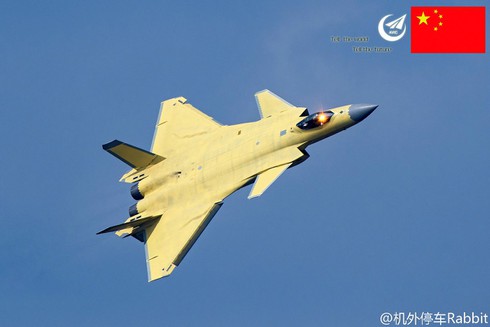 Tiêm kích tàng hình J-20 Trung Quốc bất ngờ có diện mạo mới - ảnh 1