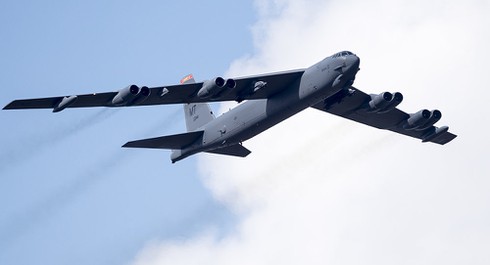 Đang trên trời, động cơ của B-52 đột nhiên rụng khỏi máy bay - ảnh 1