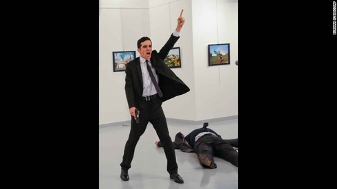 World Press photo vinh danh nhà báo dám đối mặt với kẻ ám sát đại sứ Nga - ảnh 1