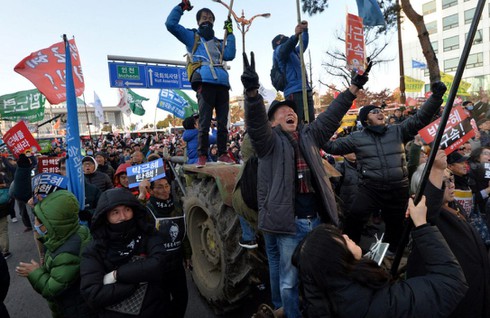 Tổng thống Hàn Quốc bị phế truất: Biểu tình bùng phát, 2 người chết - ảnh 1