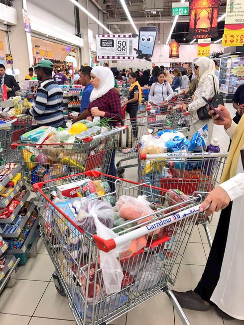 Người dân Qatar “dọn sạch” lương thực trong siêu thị khi bị Ả Rập tẩy chay - ảnh 2