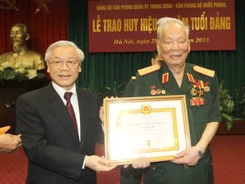 Nguyên Chủ tịch nước Lê Đức Anh nhận Huy hiệu 75 năm tuổi Đảng - ảnh 1
