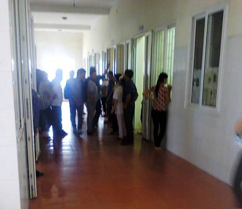 Đưa tin 71 công nhân ngộ độc, phóng viên bị giật máy ảnh - ảnh 2