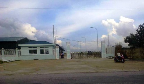 Đưa tin 71 công nhân ngộ độc, phóng viên bị giật máy ảnh - ảnh 3