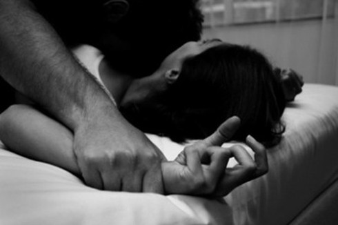 Đột nhập hiếp dâm nữ chủ nhà rồi... thản nhiên đi tắm - ảnh 1