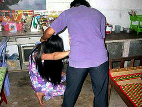 Phẫn nộ vụ dùng rựa hành hung người vợ bất tỉnh - ảnh 1