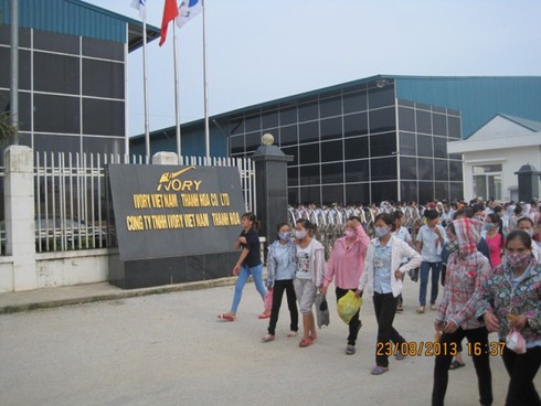 Công nhân may công ty Ivory ngừng sản xuất đòi quyền lợi - ảnh 2