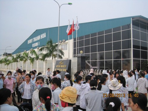 Công nhân may công ty Ivory ngừng sản xuất đòi quyền lợi - ảnh 1