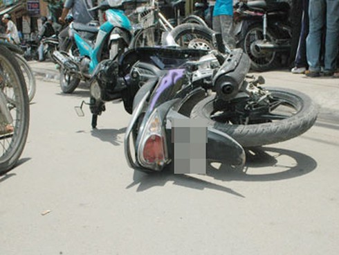 Hai tên cướp trấn phải chiếc xe sắp hết xăng - ảnh 1