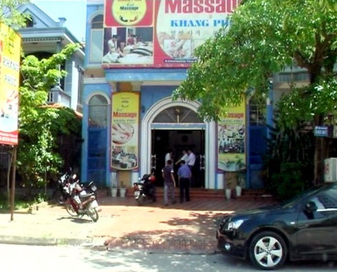 2 nhân viên massage đấu dao kiếm, một người thiệt mạng - ảnh 1