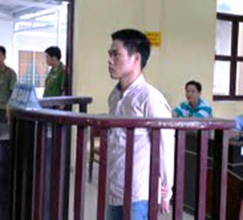 Bị cáo đập đầu vào vành móng ngựa chống đối - ảnh 1