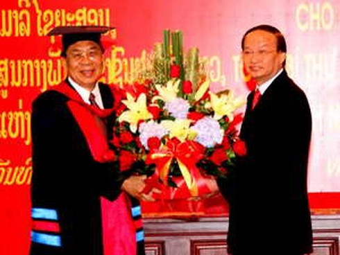 Chủ tịch nước Lào nhận bằng Tiến sỹ danh dự của VN - ảnh 1