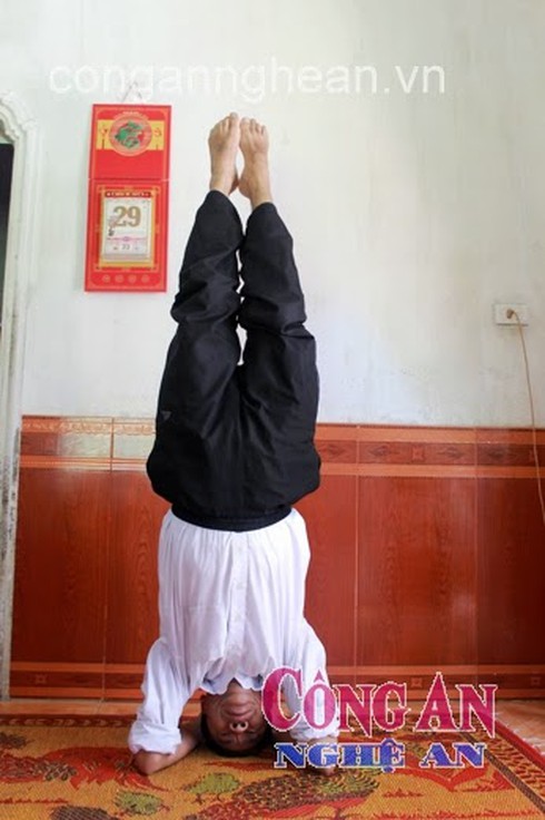 12 năm tự chữa bệnh bằng tư thế kỳ lạ - ảnh 1