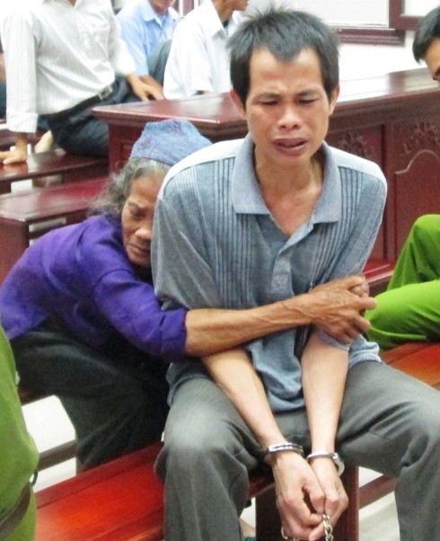 Mẹ già ôm chặt con trai trước vành móng ngựa - ảnh 1