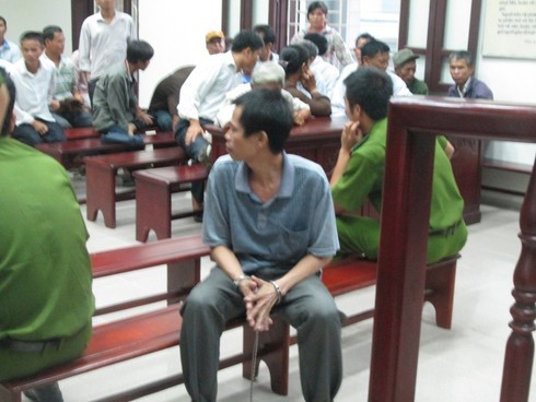 Mẹ già ôm chặt con trai trước vành móng ngựa - ảnh 2