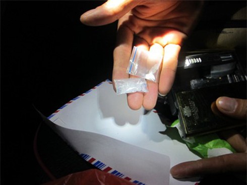 Giấu ma túy trong thùng gạo của nhà nghỉ - ảnh 1