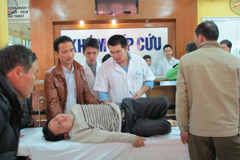 Hành xử côn đồ với bác sĩ: Phạm pháp vẫn làm? - ảnh 1