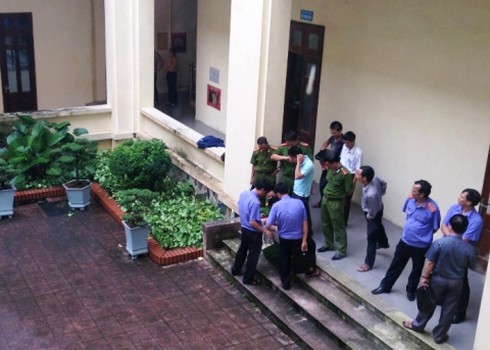 Nổ súng bắn 5 cán bộ: Sẽ đình chỉ điều tra vụ án - ảnh 1