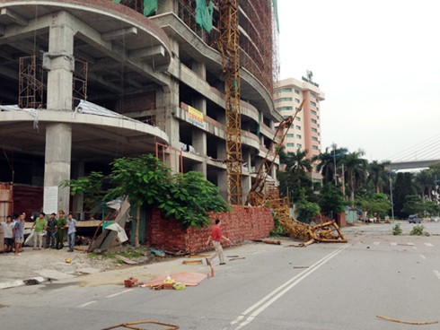 Hiện trường nơi xảy ra vụ sập dàn cẩu.