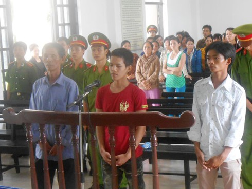 Ba cha con hầu tòa, mất đi tình làng nghĩa xóm - ảnh 1