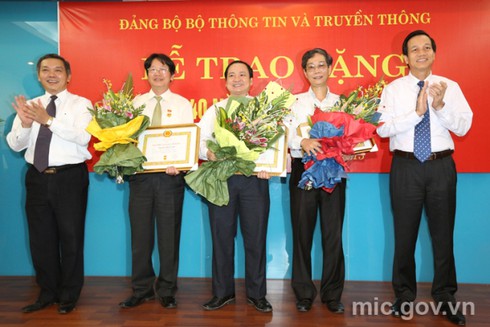 Bộ trưởng Nguyễn Bắc Son nhận huy hiệu 40 năm tuổi Đảng - ảnh 5